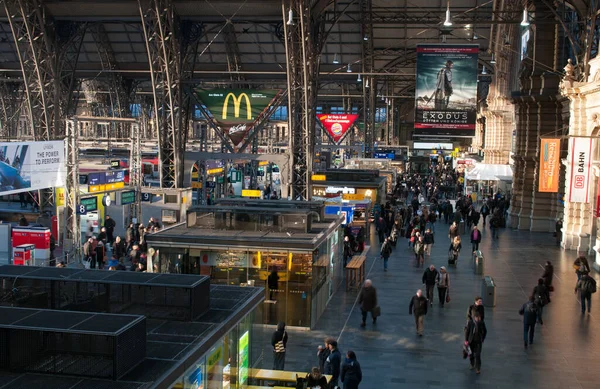 Passengers at the platforms of the main train station, Hauptbahnhof, of Frankfurt in Germany — Stock Photo, Image