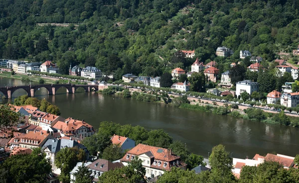 Krajobraz historycznego miasta Heidelberg i rzeki Neckar w Niemczech — Zdjęcie stockowe