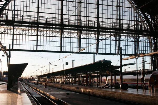 Railway Platforms at Main train station, Hauptbahnhof. Frankfurt Germany — Stock Photo, Image