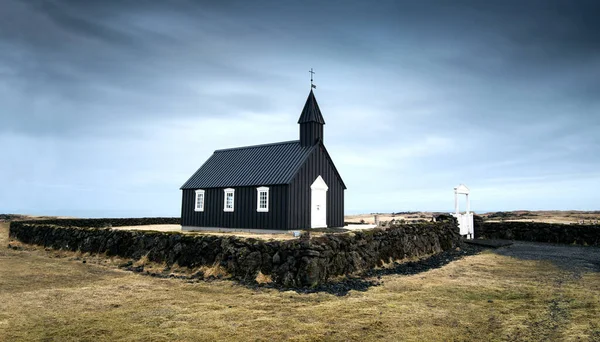 Iglesia negra de Budir en la península de Snaefellsnes, en Islandia. Tormentoso cielo nublado en invierno —  Fotos de Stock