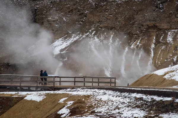 Unrecognized people at the Gunnuhver Geothermal field at Reykjanes Peninsula in Iceland — Stock Photo, Image