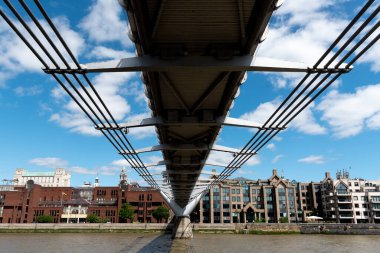 Londra 'nın merkezindeki milenyum köprüsünün altından bulutlu bir günde gökyüzü.
