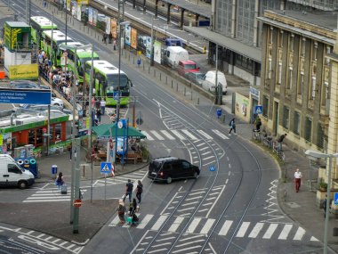 Almanya 'nın Frankfurt kentindeki ana tren istasyonunun dışındaki otobüs durağı.