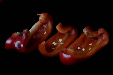 Siyah arkaplanda kırmızı küflü biber