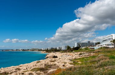 Kıbrıs 'ın ünlü tatil beldesi Agia Napa' daki Rocky kıyı şeridi. Mükemmel tatiller için lüks otelleri olan lüks bir yer.