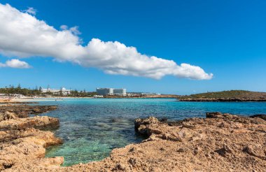 Covid 19 salgını yüzünden insanlar boş sahilde dinleniyor. Nissi plajı Agia Napa, Kıbrıs