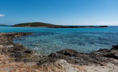 Nissi sahilindeki ayia napa Kıbrıs 'ta mavi suyu olan boş bir sahil. Temiz su ile ünlü turizm beldesi