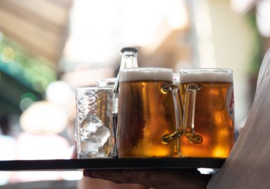 Garson barda serinletici altın servis ediyor. Alkollü içecek.