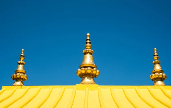 Gult tak toppen av ett hinduiskt tempel mot blå himmel. — Stockfoto