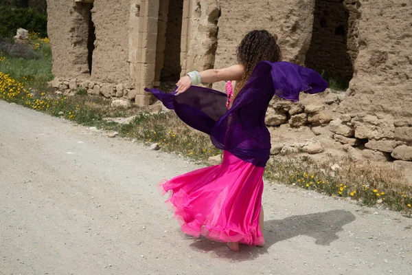 Femme danse ventre oriental danse en costume coloré en plein air. Danse dans la rue — Photo