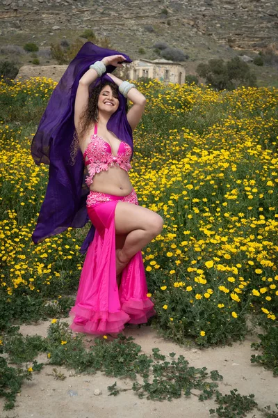 Femme exécutant la danse orientale du ventre portant un costume coloré. Danse en plein air — Photo