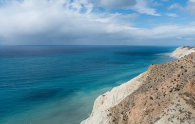 Fırtınalı gökyüzü, dramatik bulutlar ve deniz. Okyanusta fırtınalı bir hava
