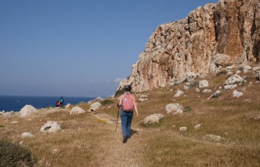Bir grup tanınmamış insan bir patikada doğa yürüyüşü yapıyor. Dışarıda dolaşmak sağlıklı bir yaşam tarzı.