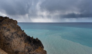 Fırtınalı gökyüzü, dramatik bulutlar ve deniz. Okyanusta fırtınalı bir hava