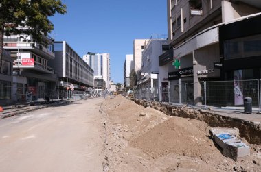 Lefkoşe 'nin merkezinde yer alan Kıbrıs Rum Kesimi' nin başkenti Makarioy Caddesi 'nde yol yapımı sürüyor.