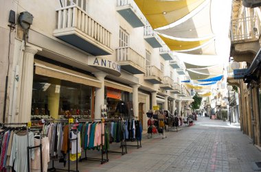 Lefkoşe Kıbrıs Rum Kesimi 'nde Coronavirüs salgını nedeniyle boş alışveriş caddesi