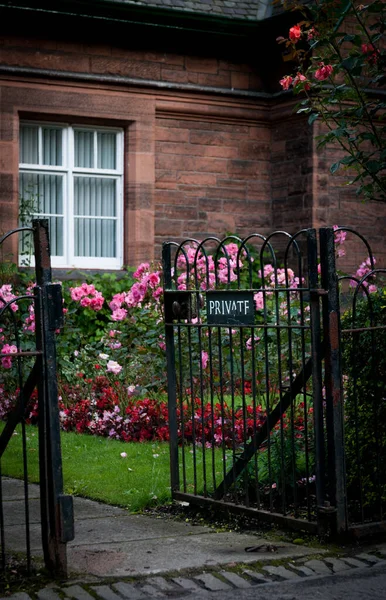 Частный вход с металлическими перилами в цветник британского дома. Английская деревня — стоковое фото