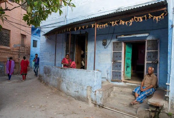 Inder gehen und ruhen in einem bunten Viertel von Jodhpur, der blauen Stadt Rajasthan in Indien — Stockfoto