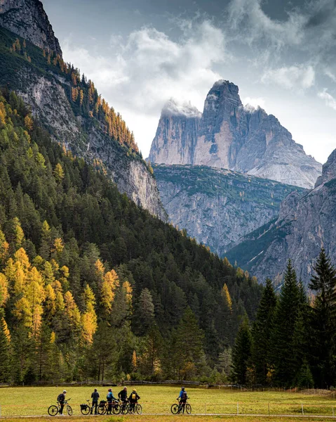 Bicikliző kerékpárosok az olaszországi Alpok dolomitjainál — Stock Fotó