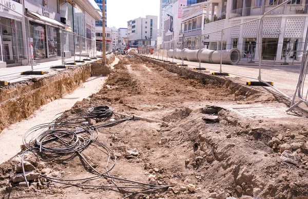 Anläggning av vägar Makarioy Street i centrala Nicosia, Cyperns huvudstad — Stockfoto