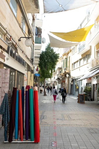 Calle comercial vacía debido a la pandemia de Coronavirus en Nicosia Chipre — Foto de Stock