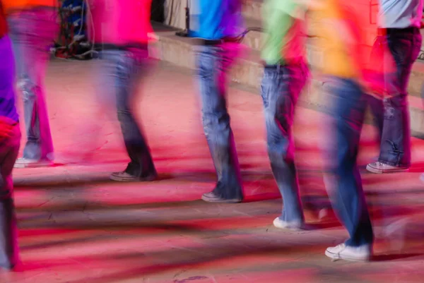 Okänd grupp människor som dansar på en scen. Dimsyn på dansarnas rörelser — Stockfoto