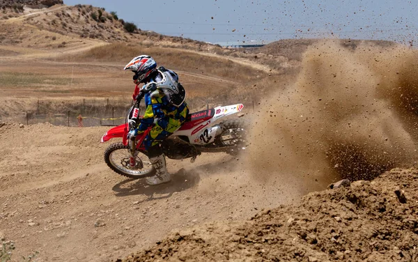 Motokros yarışında motosiklet süren tanınmamış bir sporcu. Extreme sporları yüksek hız.