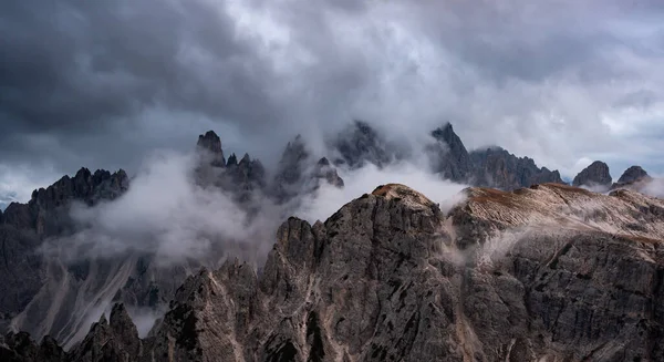 Paisaje de montaña con niebla, al atardecer. en Tre Cime di lavaredo, dolomitas italianas a en Tirol del Sur en Italia. —  Fotos de Stock