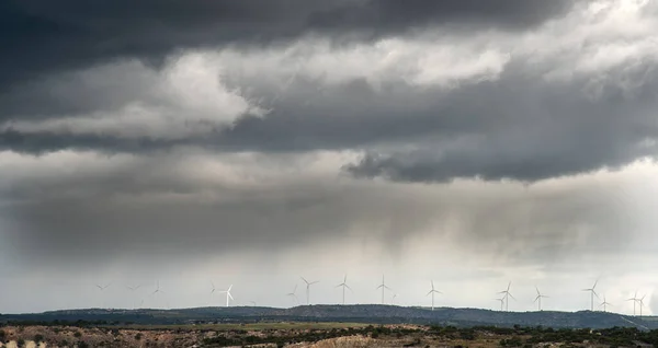 Generatori di centrali eoliche in un parco turbine che generano elettricità dal vento. Energie rinnovabili alternative — Foto Stock