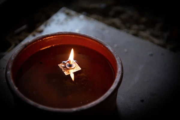 Ljus med lågor som lyser på olja i en kyrka. Trons och andens symbol — Stockfoto