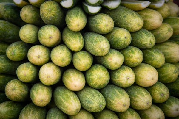 Groep verse komkommergroenten in een stapel op een fruitmarkt. Gezonde caloriearme voeding — Stockfoto