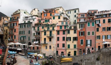 Manarola, İtalya, 5 Ekim 2017: Manarola 'da turistlerin yaşadığı renkli evler, dar sokaklar, Cinque Terre, Liguria, İtalya