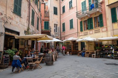 Monterosso, İtalya, 5 Ekim 2017: Monterosso turistik köy Cinque Terre, Riomaggiore liguria, İtalya 'daki kahve dükkanlarında dinlenen insanlar