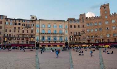 Siena, İtalya, 2 Ekim 2017: Piazza del Campo, tarihi Siena, Toskana, İtalya 'nın ana kamusal alanı. Avrupa 'nın en büyük ortaçağ karelerinden biri olarak kabul edilir..