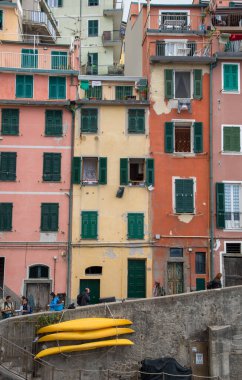 Manarola, İtalya, 5 Ekim 2017: Manarola 'da turistlerin yaşadığı renkli evler, dar sokaklar, Cinque Terre, Liguria, İtalya