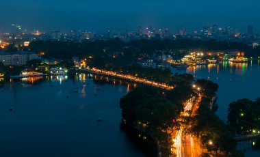 Hanoi şehrinin Panorama 'sı ve geceleri Hoan Kiem Gölü. Vietnam Asya