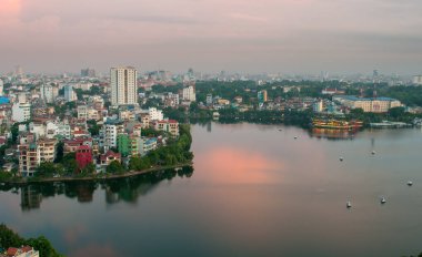 Hanoi ve Hoan Gölü 'nün kenti. Vietnam' da, Asya 'da akşam üzeri.
