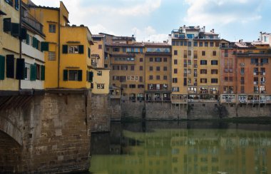 Ponte Vecchio simgesi Arno Nehri 'ne yansıdı. Floransa, Toskana İtalya.