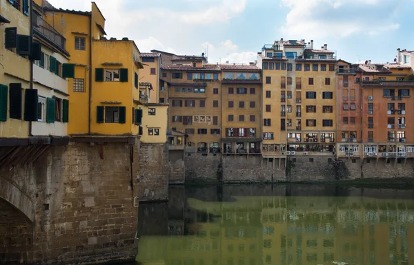 Punkt orientacyjny Ponte Vecchio odbity na rzece Arno. Florencja, Toskania Włochy. — Zdjęcie stockowe