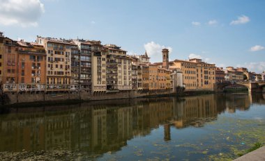 Ponte Vecchio 'daki buidings Arno Nehri' ni yansıttı. Floransa, Toskana İtalya.