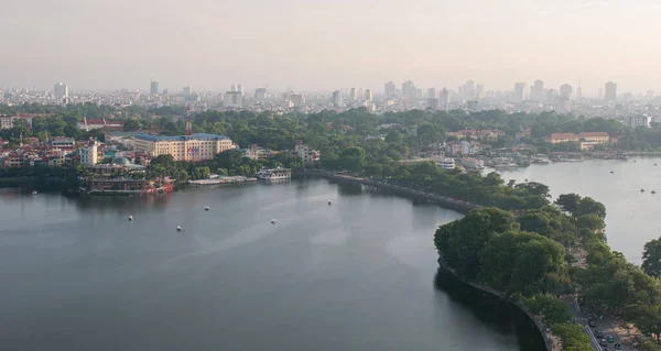 Cityscape de Hanói e lago Hoan kiem no Vietnã Ásia tarde da noite — Fotografia de Stock