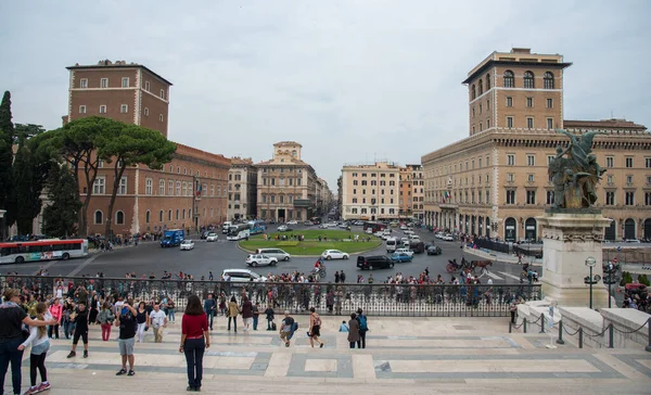 Groupe de touristes visitant la Piazza Vittorio Emanuele, Rome Italie — Photo