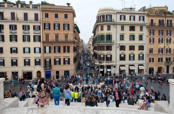 กลุ่มนักท่องเที่ยวเที่ยวชมที่ Piazza de Spanga ประวัติศาสตร์ Plaza de espana ในโรม อิตาลี — ภาพถ่ายสต็อก