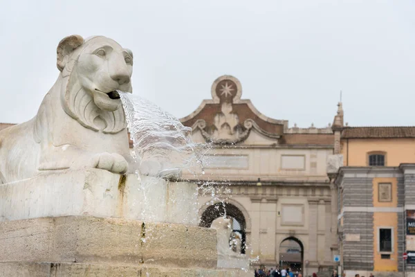 L'eau à travers la tête de statue de lion à la Piazza del Popolo, Rome Italie. — Photo