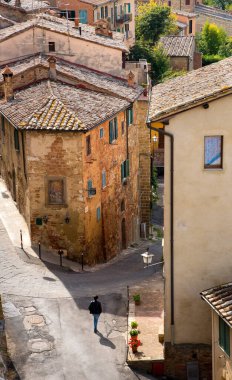 Montepulciano ortaçağ kasabasındaki evler ve boş caddeler. Toskana İtalya, Avrupa