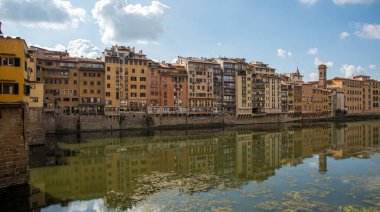 Ponte Vecchio 'daki buidings Arno Nehri' ni yansıttı. Floransa, Toskana İtalya.