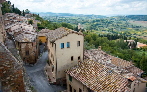 Landschap van Toscane van de muren van Montepulciano heuvel stad, Italië Europa — Stockfoto