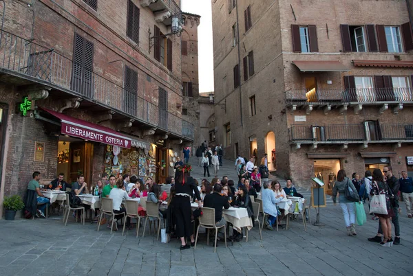 Menschen, die sich in den Cafés in den Straßen der historischen Stadt Siena entspannen Italien, Europa — Stockfoto