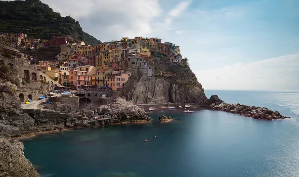 Χωριό Manarola με πολύχρωμα σπίτια στην άκρη του βράχου Riomaggiore, Cinque Terre, Λιγουρία, Ιταλία — Φωτογραφία Αρχείου