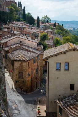 Montepulciano ortaçağ kasabasındaki evler ve boş caddeler. Toskana İtalya, Avrupa